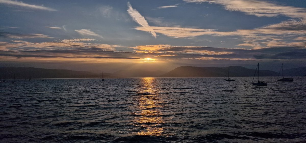 GaelAmadan's tweet image. Oidhche mhath folks, enjoy the rest of your evening, I'm calling it a day, see you tomorrow, stay safe, sleep well.
1. Sunset at Gourock on the Firth of Clyde.
2. Sunset in Caol, nr Fort William.
3. Lone sheep above Kiloran Bay, Isle of Colonsay.
4. Balnakeil beach, Sutherland.