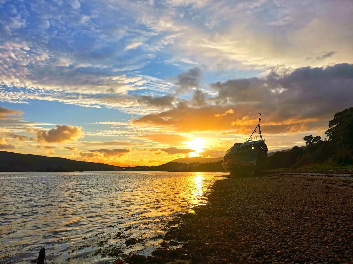 GaelAmadan's tweet image. Oidhche mhath folks, enjoy the rest of your evening, I'm calling it a day, see you tomorrow, stay safe, sleep well.
1. Sunset at Gourock on the Firth of Clyde.
2. Sunset in Caol, nr Fort William.
3. Lone sheep above Kiloran Bay, Isle of Colonsay.
4. Balnakeil beach, Sutherland.