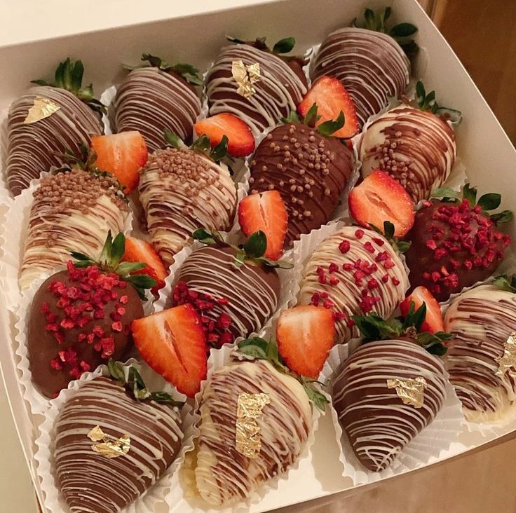 looneyvbne's tweet image. Otra gente si fueran millonarios: conquistar el mundo.
Viktor: fresas.
Ya se la saben, V cerca de una fresa es como una prueba de embarazo positiva 🍓