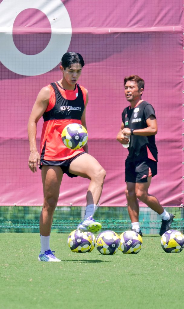Nyaokatze's tweet image. リフティングするヨッチ
 #ヴィッセル神戸 #公開練習 #武藤嘉紀