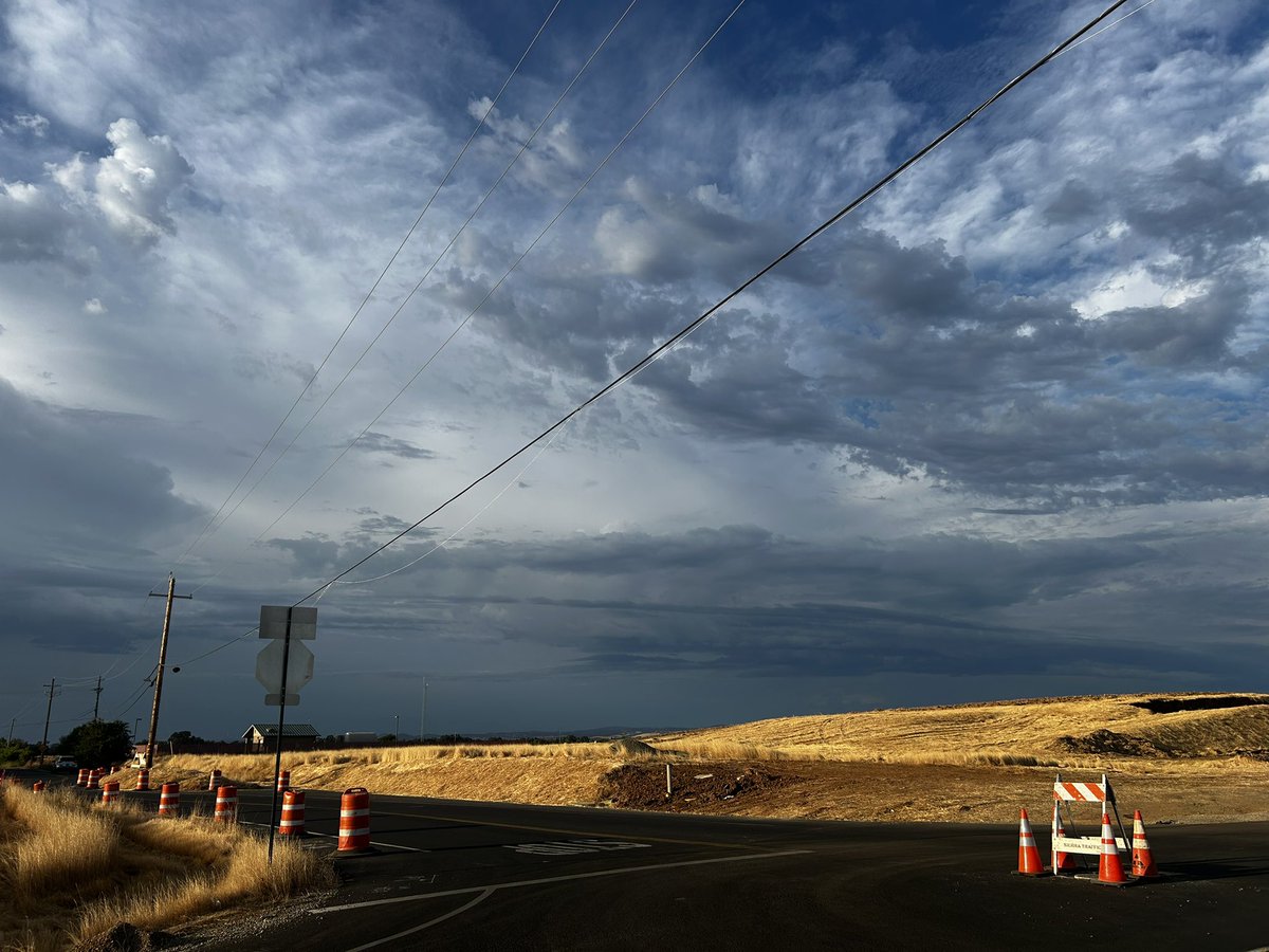 CAWildfiretrack's tweet image. Interesting weather today in the Sacramento Valley, even saw some lightning! #cawx