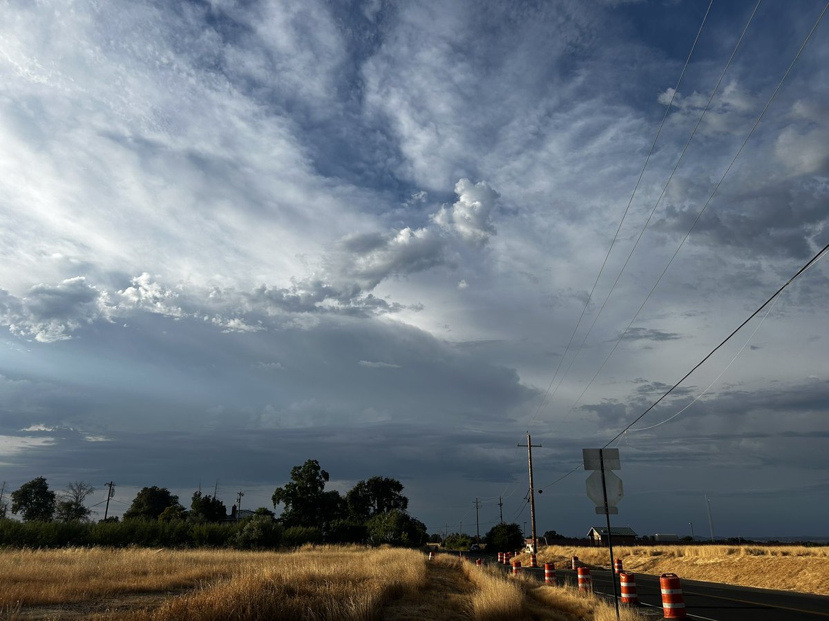 CAWildfiretrack's tweet image. Interesting weather today in the Sacramento Valley, even saw some lightning! #cawx