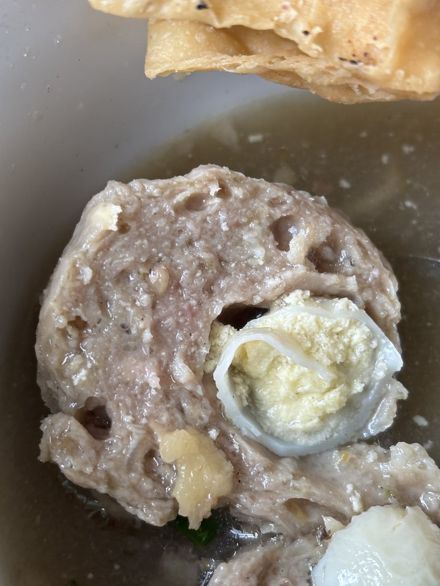 biskims's tweet image. Beberapa kali kesini menurutku ini bakso yang cukup memuaskan bagi lidah orang Malang, kuahnya pekat dan gurih, tekstur bakso uratnya ngelawan + ada lontongnya, cuma kurang di gorengannya ditambah harganya terjangkau. Tempatnya di parkiran monjali, namanya bakso bang uyo.
