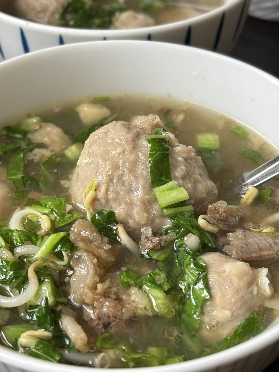 biskims's tweet image. Beberapa kali kesini menurutku ini bakso yang cukup memuaskan bagi lidah orang Malang, kuahnya pekat dan gurih, tekstur bakso uratnya ngelawan + ada lontongnya, cuma kurang di gorengannya ditambah harganya terjangkau. Tempatnya di parkiran monjali, namanya bakso bang uyo.