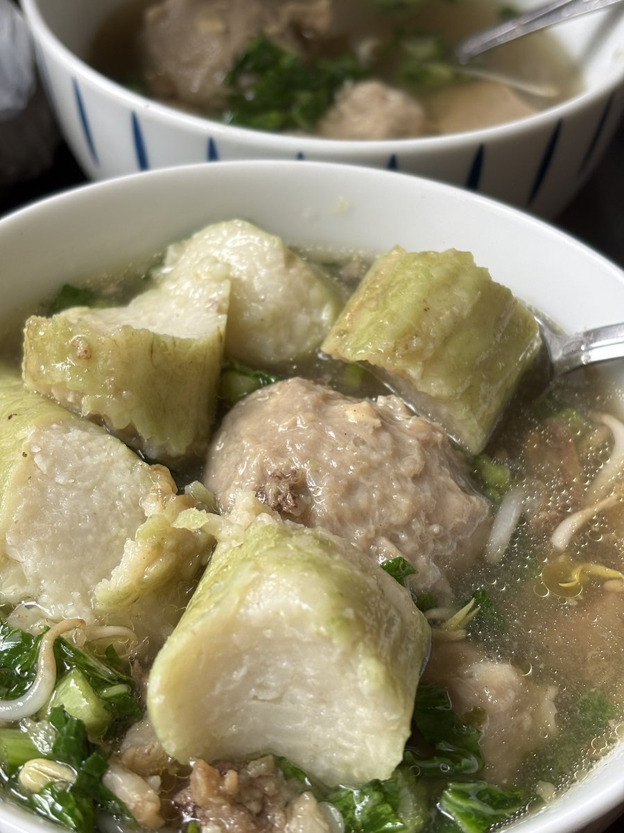biskims's tweet image. Beberapa kali kesini menurutku ini bakso yang cukup memuaskan bagi lidah orang Malang, kuahnya pekat dan gurih, tekstur bakso uratnya ngelawan + ada lontongnya, cuma kurang di gorengannya ditambah harganya terjangkau. Tempatnya di parkiran monjali, namanya bakso bang uyo.