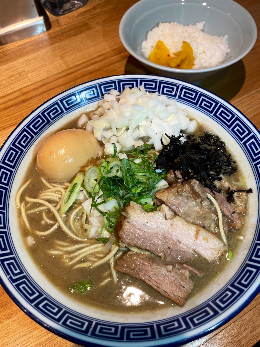 LeonJune0324's tweet image. 豚骨醤油 三輪 -麺増量無料-
『濃厚煮干』✨

極濃煮干とパッツン麺の大満腹ラーメン🍜🔥
✔︎煮干しを大量摂取💥旨み満点スープ😋
✔︎極厚ホロホロチャーシューとバラ海苔🍖
✔︎内蔵オイルとお酢で味変🙌

川越の名店「中村屋総本山」系列店🍜
玉ねぎ入れて美味しいです😘