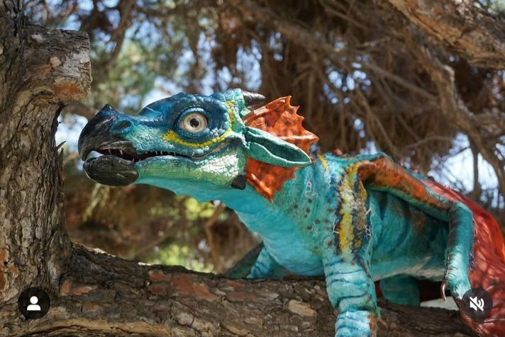 WingsOfFireNews's tweet image. #WingsOfFireNews!
Tui has shared an IRL RainWing Animatronic Puppet made by Spin Off Series Artist Brianna Walsh, who also made art work for the Official Coloring Book, Stickerpedia, and How to Draw Books!
#WingsOfFire
