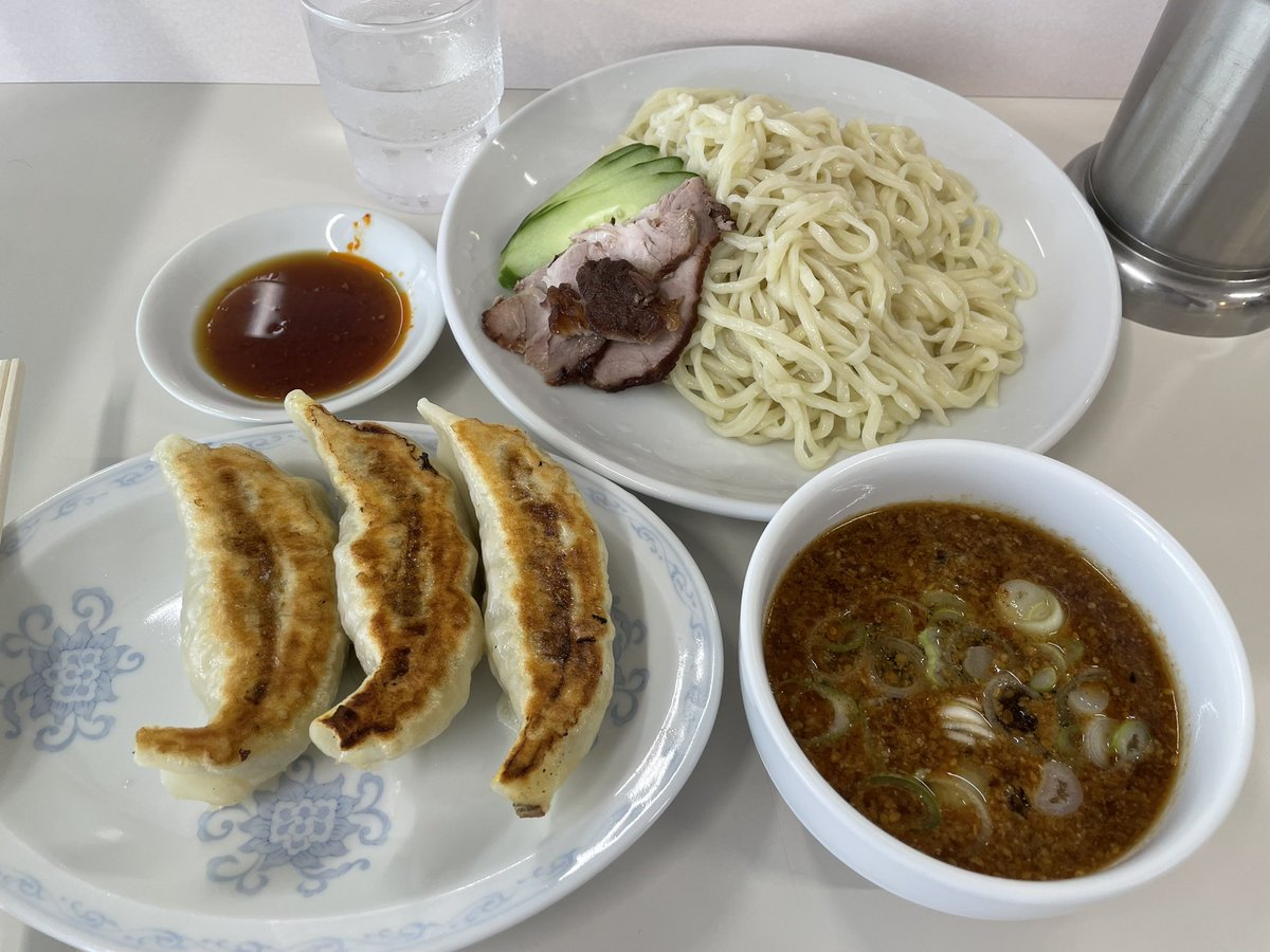 ランチ😋🍴

月1訪問するエリアの定番のお店
開店待ちで汗が…😱

本日は暑い季節限定の…
冷やしたんたんめん
と
3個餃子🥟

外回りしてますが…
ん？🙄
😷

頂きま〜す🎵✨