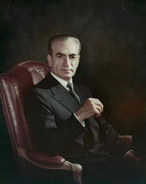 *سالگرد ساعت ۲۵ ایران*
در *کنفرانس گوادلوپ* ، کارتر رسماً اعلام کرد که دیگر شاه باید برود و ارتش آمریکا جای ارتش ایران را در خاورمیانه خواهد گرفت.

انگلستان هم برای فرار از بدهی هایش به ایران، پشت آمریکا درآمد.

شاه در پیامی بی سابقه با خشم، کارتر را خطاب قرار داد که بدون شناخت