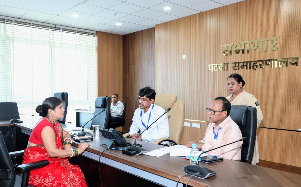 dm_patna's tweet image. जिलाधिकारी, पटना द्वारा समाहरणालय में आयोजित ‘जिला जनता दरबार’ में 62 लोगों से मिलकर उनकी समस्याओं को सुना गया तथा समाधान की कार्रवाई की गई। पदाधिकारियों को पारदर्शिता, उत्तरदायित्व एवं संवेदनशीलता के साथ जन–शिकायतों का गुणवत्तापूर्ण समाधान करने का निदेश दिया गया।
#PublicInterest…