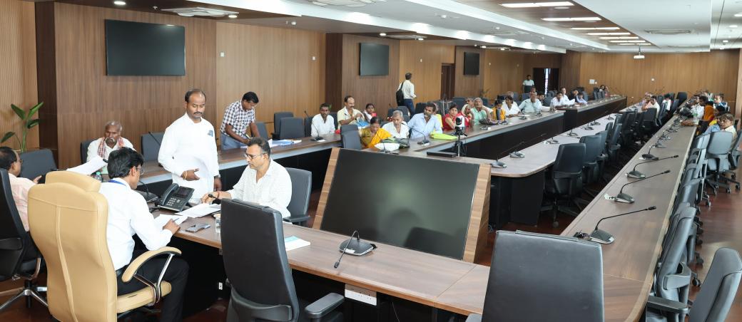 dm_patna's tweet image. जिलाधिकारी, पटना द्वारा समाहरणालय में आयोजित ‘जिला जनता दरबार’ में 62 लोगों से मिलकर उनकी समस्याओं को सुना गया तथा समाधान की कार्रवाई की गई। पदाधिकारियों को पारदर्शिता, उत्तरदायित्व एवं संवेदनशीलता के साथ जन–शिकायतों का गुणवत्तापूर्ण समाधान करने का निदेश दिया गया।
#PublicInterest…