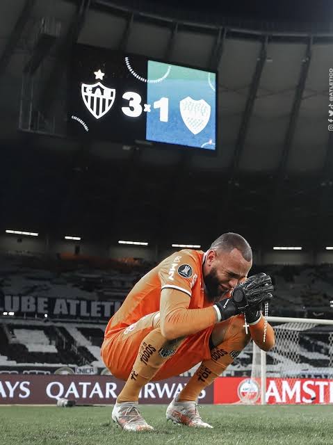 GaloMetrics's tweet image. 3x1
2 pênaltis defendidos
1 gol marcado
Novamente, só ele, o maior.