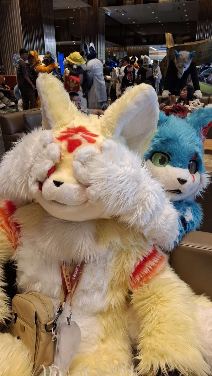 qaq4f42u's tweet image. 最喜歡這隻臭狼跟我一直互動了ww

#FursuitFriday