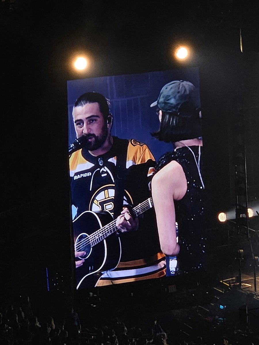 tweetsricochet's tweet image. You all think it's FUNNY but when you're waiting for Gracie's encore and then someone tells you that NOAH KAHAN IS ON THE STAGE it's the opposite of funny I'm in tears