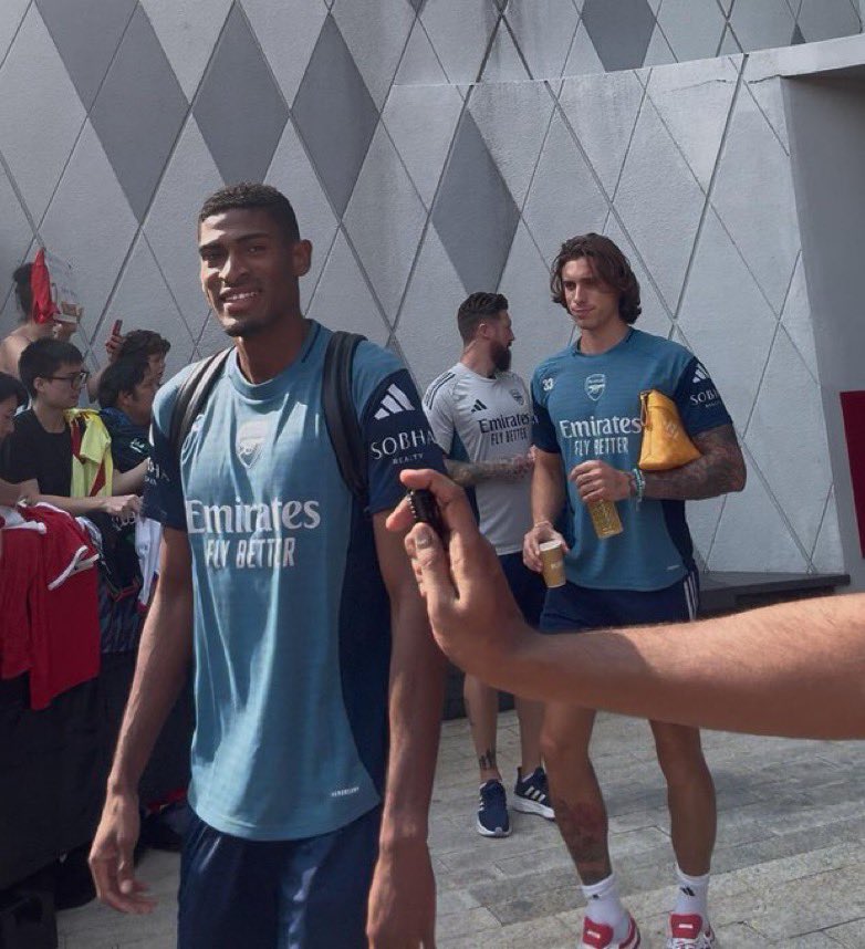AFCFixtureNews's tweet image. Cristhian Mosquera heading out for training with Arsenal for the first time at 10am today, Singapore time.
Everyone went, including Gabriel and Timber.
Photo: @starboysaka96