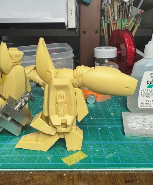 mokichiz's tweet image. お次はヒザ関節です。
ここは今回の新機軸。
今までのレイバーは可動部を見せないように
心がけていました。でも今回は
それは無しとしていたので、下腿部と大腿部の真ん中に
ヒザ関節を持ってきています。イメージはバンダイの
S.H.フィギュアアーツの関節です。…