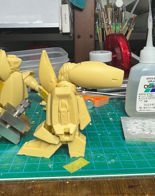 mokichiz's tweet image. お次はヒザ関節です。
ここは今回の新機軸。
今までのレイバーは可動部を見せないように
心がけていました。でも今回は
それは無しとしていたので、下腿部と大腿部の真ん中に
ヒザ関節を持ってきています。イメージはバンダイの
S.H.フィギュアアーツの関節です。…