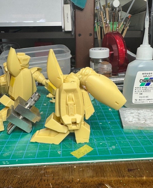 mokichiz's tweet image. お次はヒザ関節です。
ここは今回の新機軸。
今までのレイバーは可動部を見せないように
心がけていました。でも今回は
それは無しとしていたので、下腿部と大腿部の真ん中に
ヒザ関節を持ってきています。イメージはバンダイの
S.H.フィギュアアーツの関節です。…