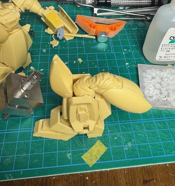 mokichiz's tweet image. お次はヒザ関節です。
ここは今回の新機軸。
今までのレイバーは可動部を見せないように
心がけていました。でも今回は
それは無しとしていたので、下腿部と大腿部の真ん中に
ヒザ関節を持ってきています。イメージはバンダイの
S.H.フィギュアアーツの関節です。…