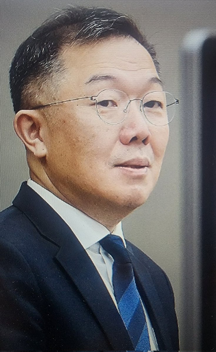 dolpasalon's tweet image. 대북송금 기소 진두지휘
김유철 수원지검장.
고발사주 연루된 윤석열의 입
권순정 수원고검장.
사직의 변이라며
온갖 헛소리 늘어놓고 튄다.
특히 권순정은 검찰개혁을 "탁상공론, 선동 조치"라고 지껄였다.
이름과 사진부터 박제!
머리 짧은 자가 김유철, 그 옆이 권순정.