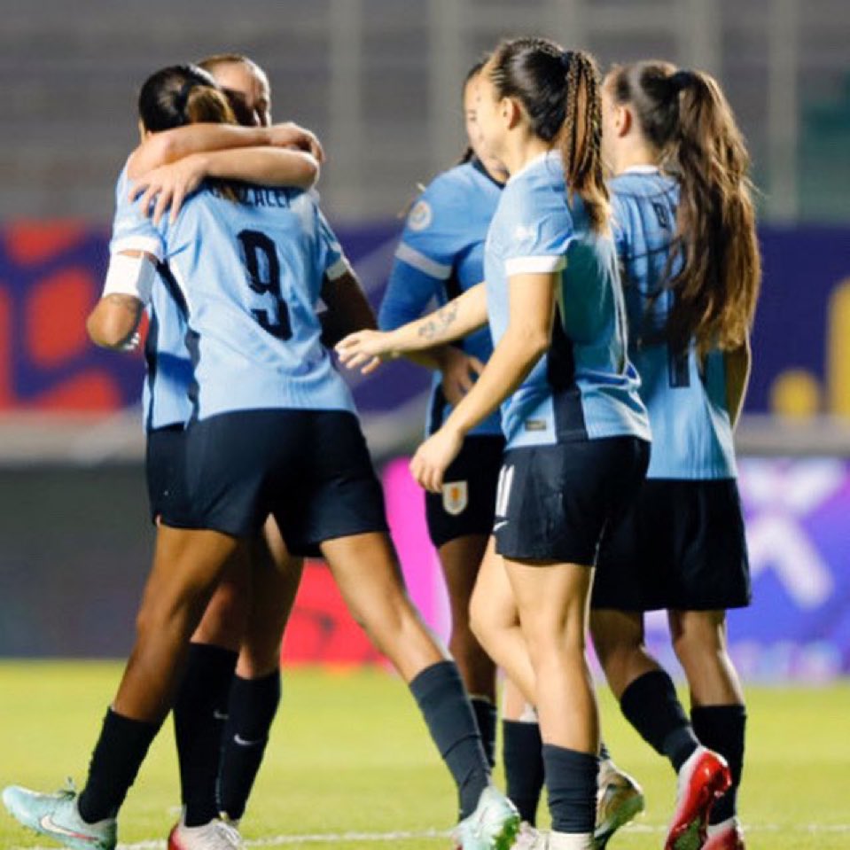 eduregueira's tweet image. Histórico y conmovedor.
Uruguay semifinalista de América.
Solas y sin el apoyo profesional que les corresponde.
Hacha, tiza y mostrador.