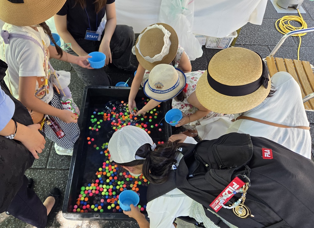 MinatomiraiNow's tweet image. 🌻#グランモール公園夏祭り🌻 始まりました❣
縁日は子供たちでいっぱい🥰
14:00からは、迫力満点!#神輿渡御 がスタートします。
とっても暑い💦ので、暑さ対策をしっかりして遊びに来てね~😁
#みなとみらい #夏祭り
minatomirai21.com/campaign/93665
