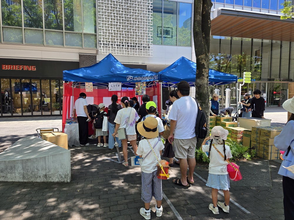 MinatomiraiNow's tweet image. 🌻#グランモール公園夏祭り🌻 始まりました❣
縁日は子供たちでいっぱい🥰
14:00からは、迫力満点!#神輿渡御 がスタートします。
とっても暑い💦ので、暑さ対策をしっかりして遊びに来てね~😁
#みなとみらい #夏祭り
minatomirai21.com/campaign/93665