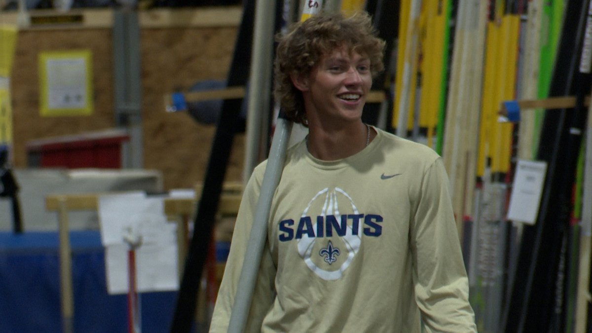 KurtPegler's tweet image. Football-playing Isaiah Whitaker soars to heights in a different sport that could take him to the Olympics

Story: centralillinoisproud.com/sports/local-s…