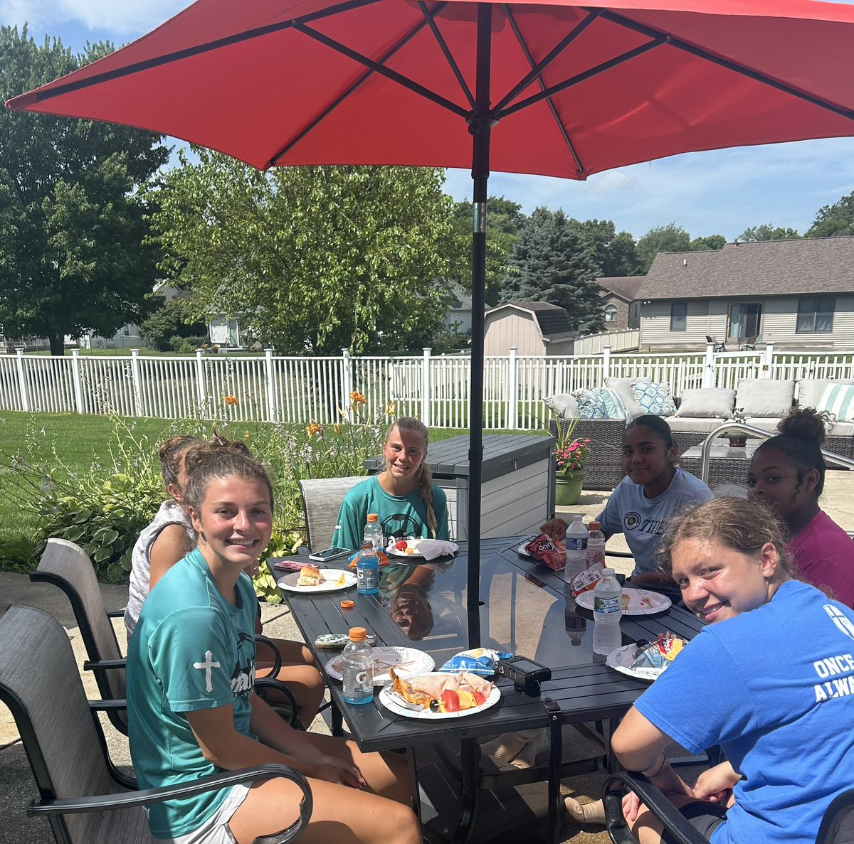 MLadyKnights's tweet image. Team Pool Day! Nice Day to be in 💦!

@marianhssports