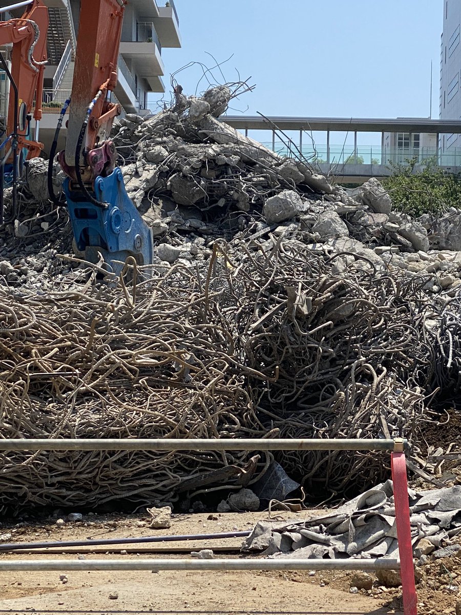 kurata_takashi's tweet image. 斜路の解体が完了した昨日、キャンパスでカブトムシを見つけた。４号館の脇階段に、転がっていた。というのは、生きたそれではなく、抜け殻のような姿だったので。「大地いましづかに揺れよ　油蝉」（富沢赤黄男）。この日の朝刊にあった句を思い出した。

#明治大学生田第二校舎斜路 #堀口捨己
