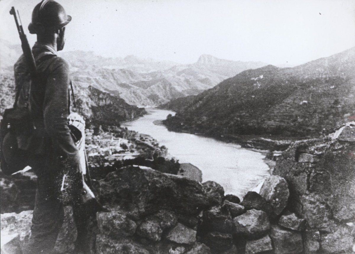 DEMD-Ebre (@memoriaportes) on Twitter photo #Taldiacomavui de 1938 comença la Batalla de l'Ebre, de matinada. Milers de soldats republicans moren ofegats el mateix dia perquè no saben nedar i, a més, porten damunt tota la càrrega de l'armament. Molts, de la Lleva del Biberó.
<a href="/BATALLAEBRE/">Espais de Memòria de la Batalla de l'Ebre - COMEBE</a>
<a href="/catmemoria/">Memorial Democràtic</a>
<a href="/educaciocat/">Educació</a> #Taldiacomavui de 1938 comença la Batalla de l'Ebre, de matinada. Milers de soldats republicans moren ofegats el mateix dia perquè no saben nedar i, a més, porten damunt tota la càrrega de l'armament. Molts, de la Lleva del Biberó.
<a href="/BATALLAEBRE/">Espais de Memòria de la Batalla de l'Ebre - COMEBE</a>
<a href="/catmemoria/">Memorial Democràtic</a>
<a href="/educaciocat/">Educació</a>