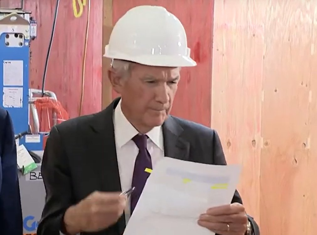 Gig_Digger's tweet image. The look on your face when Trump says the fed just raised their building costs from 2.7B to 3.1B, and you say no, and Trump hands you a paper showing it. 😆