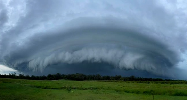 WOW!  Awesome shelf cloud blowing through Southwest Florida today during severe  weather near Arcadia. The Florida summer Mothership! Credit: @WINKNews Maria  Martinez @stormhour
