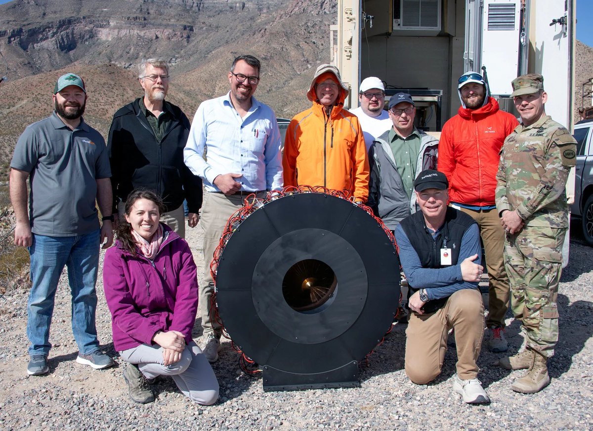 IEEESpectrum's tweet image. #DARPA has broken the record for transmitting energy #wirelessly, with 800 watts of power delivered over eight kilometers away. Their whole project was accomplished within three months. buff.ly/MXphRKh