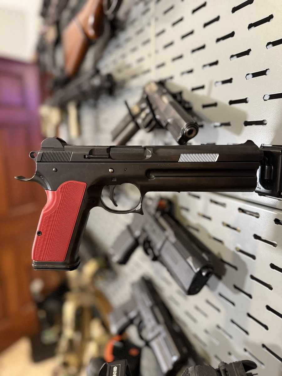 TundraTactica1's tweet image. Gun wall these days be looking solid!! I gotta kick this camera hobby lol. I’d have more guns.