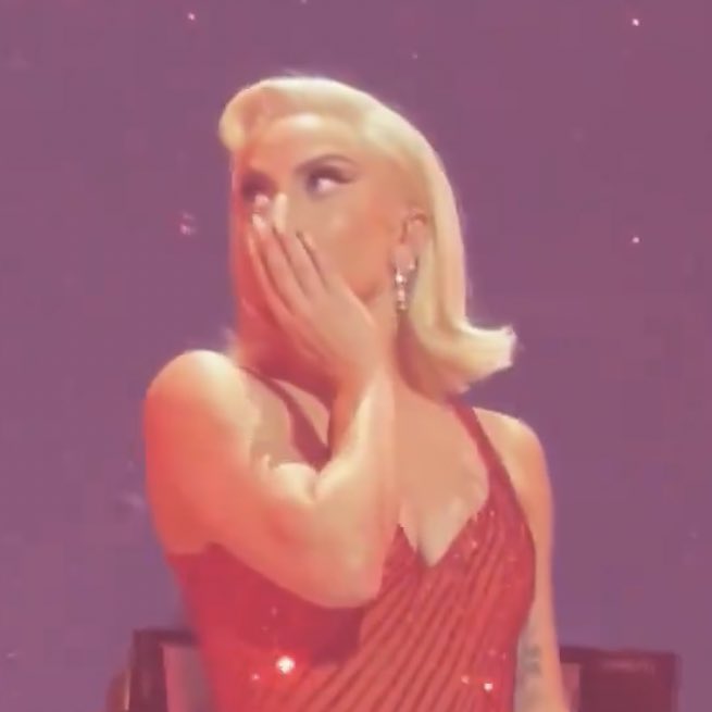 LMonsterReacts's tweet image. a very particular #1 song by a big female artist literally came and went