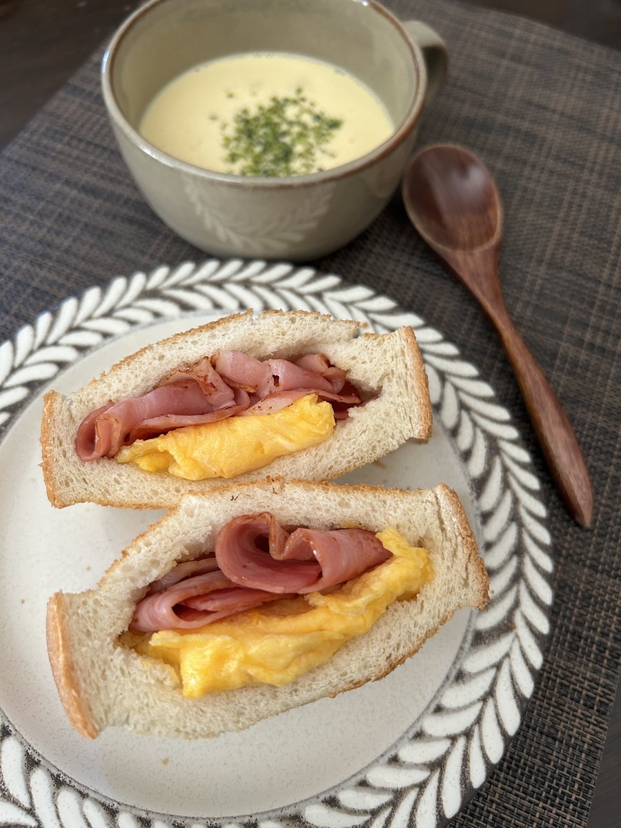 Good morning friends.

Today is my husband’s bonus day and my pay day.

So I feel like I’m a little rich today 😁

Should I buy some clothes?

Today’s breakfast
“Egg &amp; bacon pocket sandwiches”
“Corn soup”

Have a fantastic Friday everyone🍀

#japanesefood
#homecooking