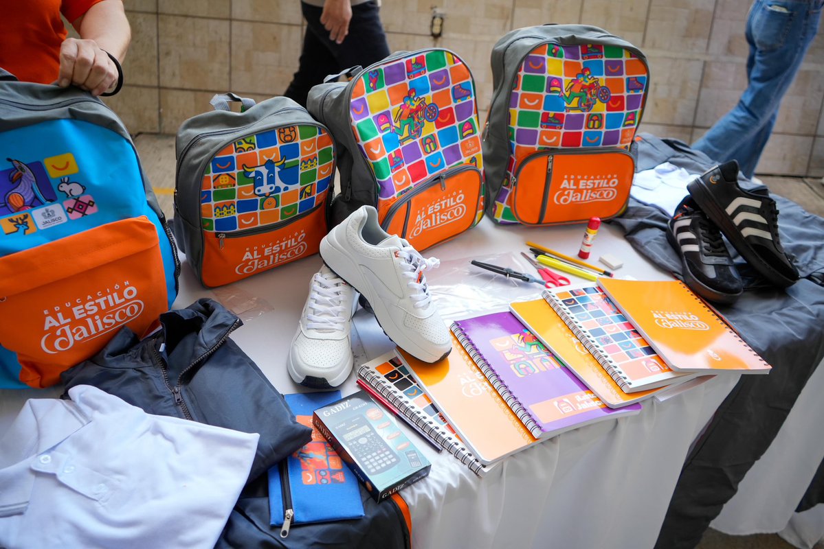 PabloLemusN's tweet image. Nuestro compromiso con la educación 📚 y la niñez continúa firme, con la entrega de paquetes escolares para más de 17 mil estudiantes del sur de nuestro estado, a través de ¡Listo Jalisco!
Como parte de la estrategia estatal para reducir la deserción escolar y apoyar la economía…