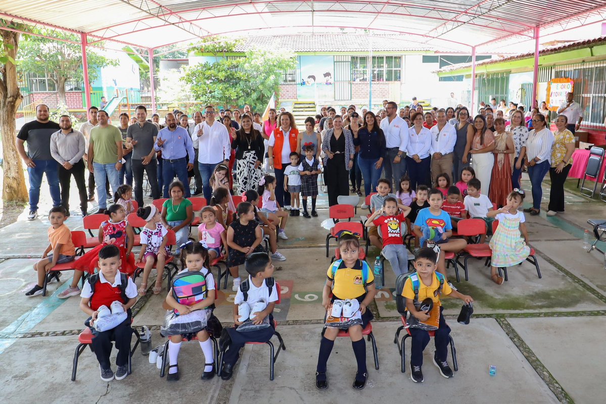 PabloLemusN's tweet image. Nuestro compromiso con la educación 📚 y la niñez continúa firme, con la entrega de paquetes escolares para más de 17 mil estudiantes del sur de nuestro estado, a través de ¡Listo Jalisco!
Como parte de la estrategia estatal para reducir la deserción escolar y apoyar la economía…
