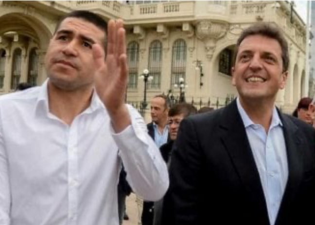 Uno arruinó un país.
El otro arruinó un club de fútbol, mundialmente famoso.
-Punto en común? 
Ambos Peronistas