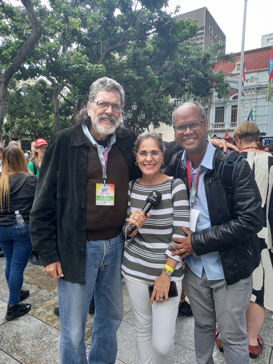 AbelPrieto11's tweet image. En Caracas, en la Plaza Bolívar, abrazo a mi querida Fabiola y a su compañero de trabajo por el 20 aniversario de TeleSUR. Muchas felicidades!!!