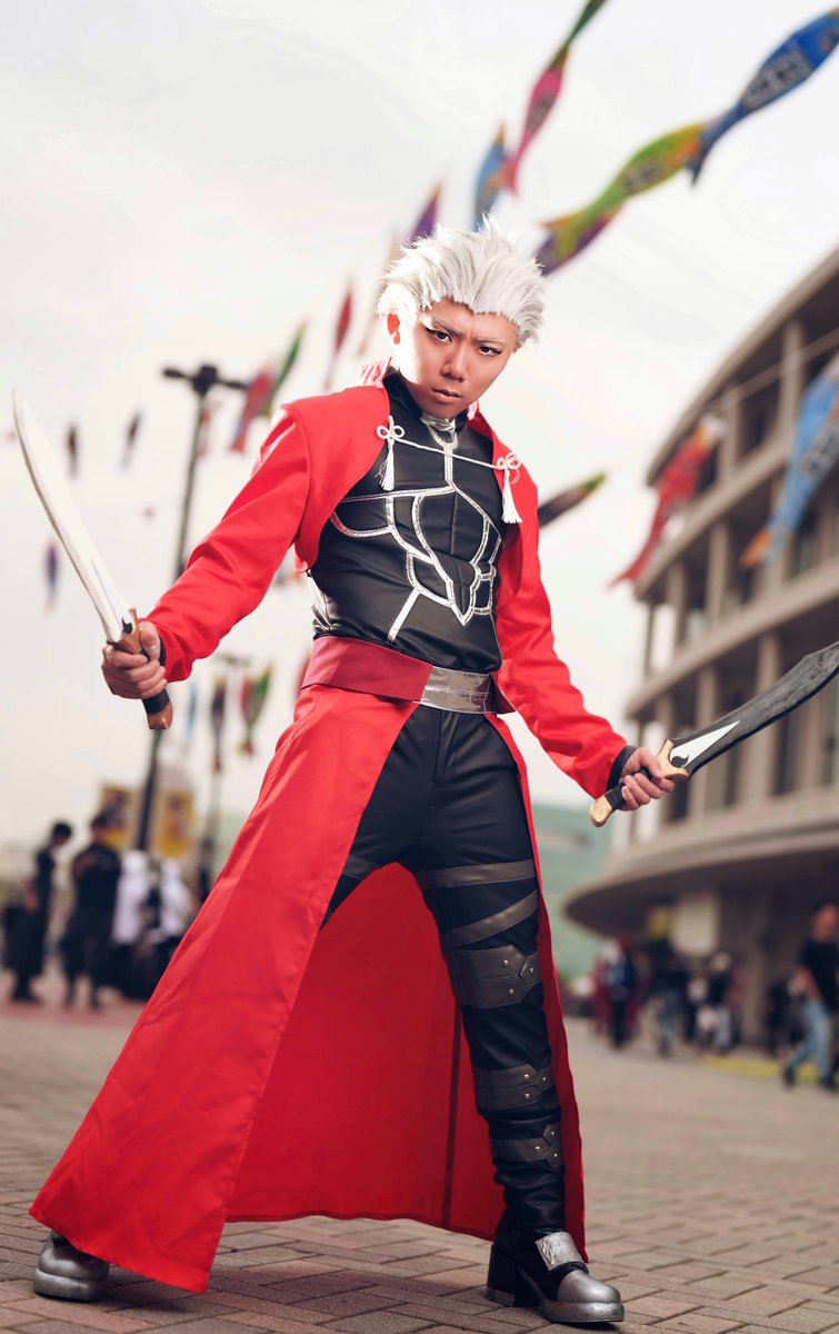 Kuronoday's tweet image. 【作品名】
Fate/staynight[UBW]

【キャラ名】
アーチャー

【コスネーム】
くろの

【一言】
力強さを表現するために武器の構え、足の位置、表情に拘りました。
自身の彫りの深さを活かしたメイクをしました。武器と靴は自作です。

📸：@raity18 

#コスモスナップ10
#コスモスナップ
#COSPLAYMODE