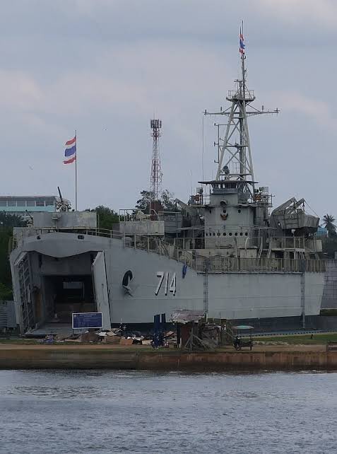 sharp2525V's tweet image. タイとカンボジアの海軍力について

タイ海軍は兵力7万、海兵隊2万、空母1隻、コルベット7隻、フリゲート6隻保有しており総艦船数100隻、航空機90機保有している

一方カンボジア軍は2800人しかおらず大型艦艇は0、総艦船数は20隻

長期化すればタイによる海上封鎖が始まるだろう