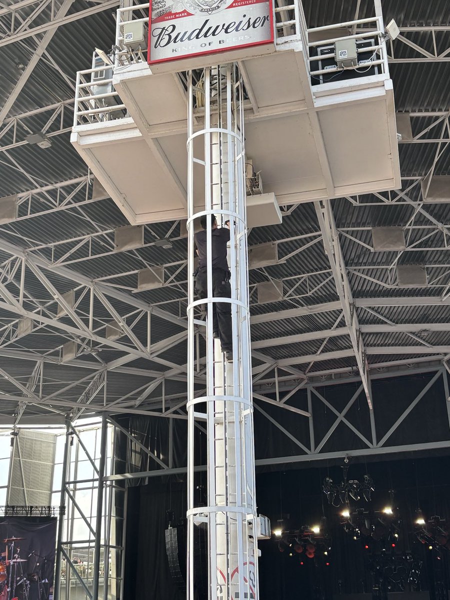 Someone has to man the lights
⁦<a href="/OurLadyPeace/">Our Lady Peace</a>⁩ ⁦<a href="/CollectiveSoul/">Collective Soul</a>⁩