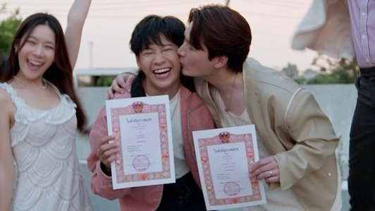 acho que é a primeira vez que vejo um casal que além de se casar, mostra eles segurando as certidões de casamento no final do bl, e isso tem significado tão grande pq mostra que agora o casamento igualitário na tailândia não é mais só ficção
#TheExMorningFinalEP