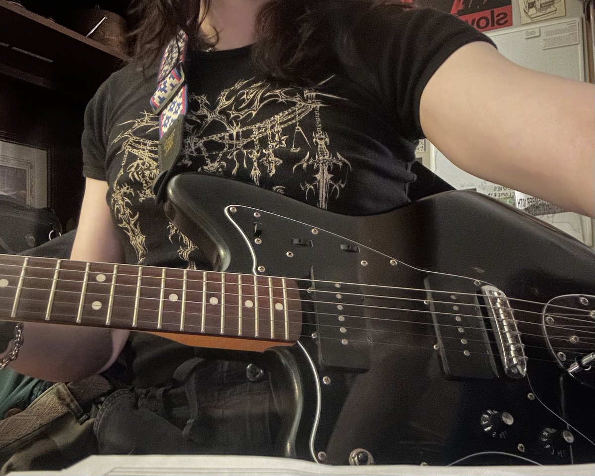 clovescence's tweet image. new guitar + playing a show tonight who want me