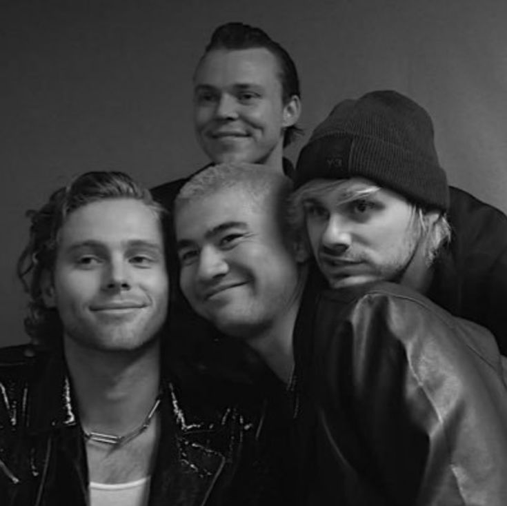 5SOSMexico's tweet photo. "Para Calum, Ashton y Luke, todo esto es posible gracias a ustedes. Gracias por los últimos 15 años que hemos pasado juntos. No puedo esperar a que vengan muchos más. Somos la base. 5sos por siempre."

— agradecimiento de Michael a 5SOS en su álbum. https://t.co/MSAqzaF9xE