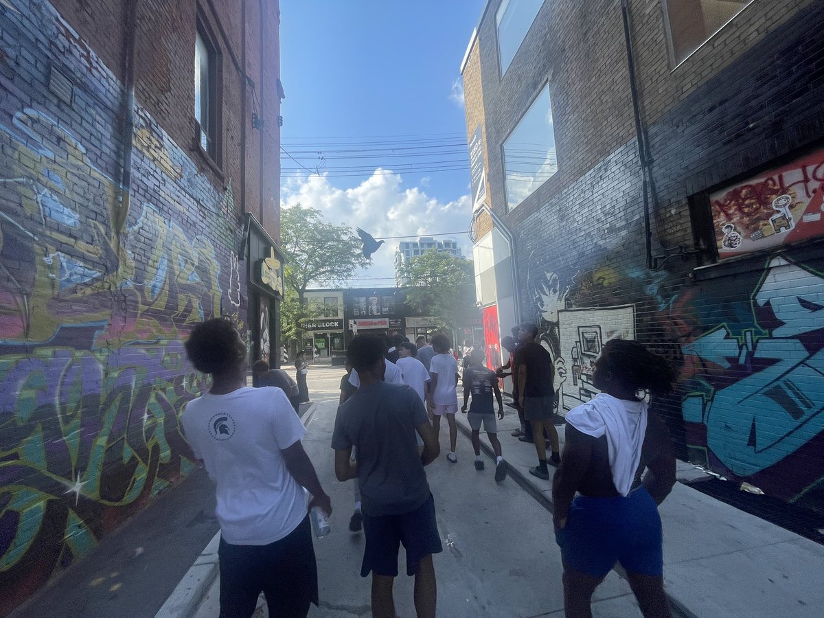 SDFbasketball's tweet image. School Days in Toronto
• Caught a pro run at TMU
• Jamaican food at Chubby’s
• Graffiti Alley
