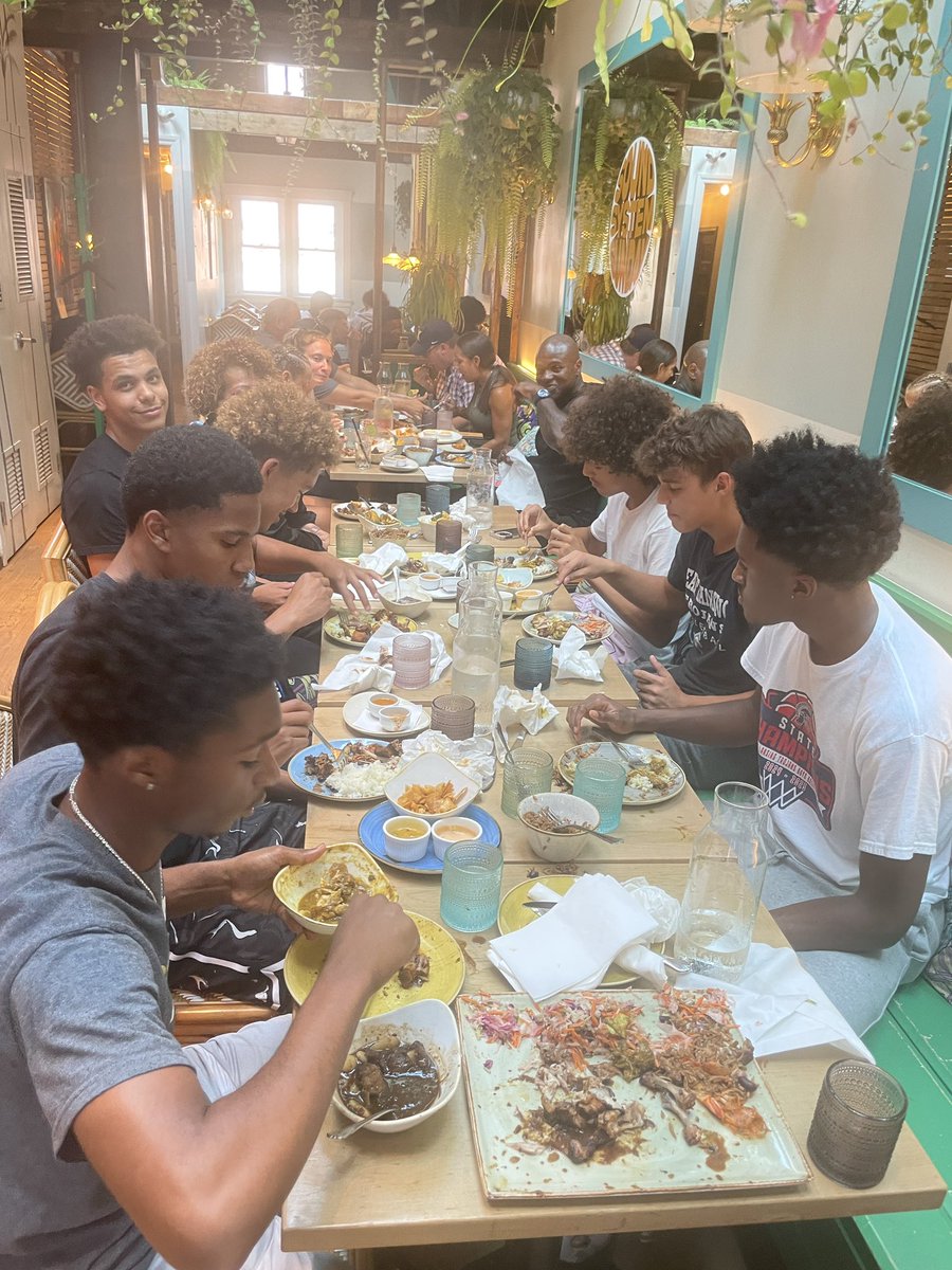 SDFbasketball's tweet image. School Days in Toronto
• Caught a pro run at TMU
• Jamaican food at Chubby’s
• Graffiti Alley
