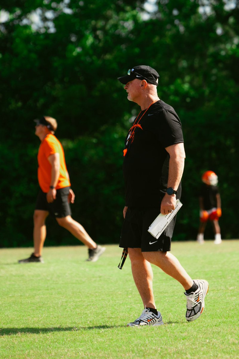 MetterFootball's tweet image. THATS OUR HBC ‼️

We are blessed to be able to work along side a LIVING LEGEND everyday! 

🟠⚫️🐅

#gotigers / #chasingGREATNESS